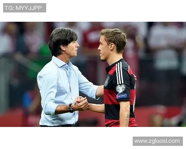 足球球星与女友亲密接吻画面曝光 两人甜蜜互动引发热议